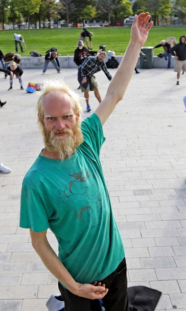 Homeless people find friends, ease stress in tai chi class